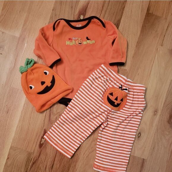 Like New! My 1st Halloween Baby Bundle - Picture 2 of 4